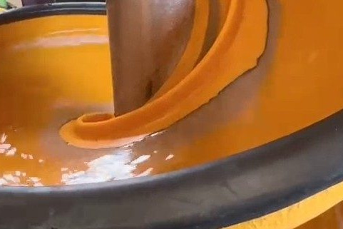 gelbe spiralförmige Einheit auf der Wasser herunterläuft