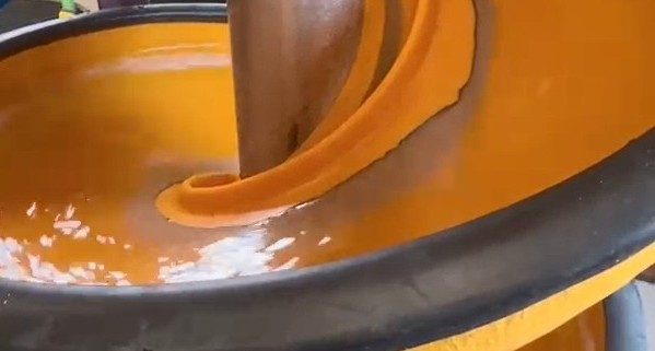 gelbe spiralförmige Einheit auf der Wasser herunterläuft